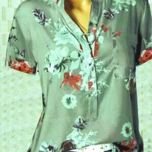 Floral Printed Short-Sleeved Women’s Shirt with V-Neckline – Perfect for a Feminine and Stylish Look