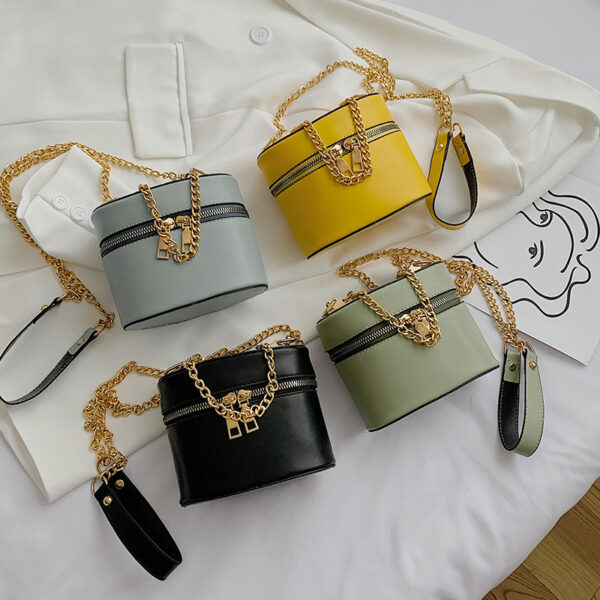 Chain crossbody bucket bag - Image 2